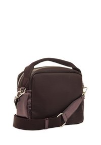 Borsa in pelle bordeaux scuro con superficie texturizzata, dotata di un manico corto e di una tracolla rimovibile e regolabile. Finiture in metallo argentato.