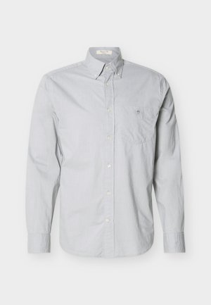 Camicia grigio chiaro a maniche lunghe con bottoni, colletto abbottonato e taschino sul petto con un piccolo logo ricamato.