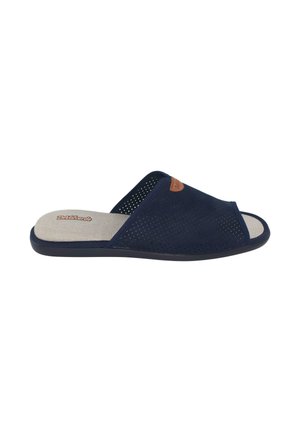 Zapatilla deslizante azul marino con puntera abierta, parte superior perforada, plantilla beige acolchada y suela plana negra, vista lateral sobre fondo blanco.