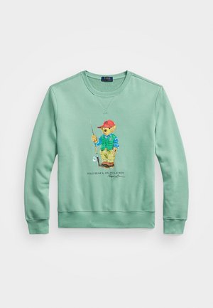 Sudadera verde claro con un oso pescador que lleva una gorra roja, chaleco verde, camisa a rayas y pantalones caqui impresos en el frente.