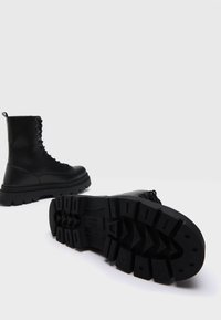 Bershka Stivaletti stringati - black