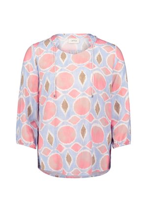 Printed blouse featuring a light blue base with pink circles and diamond shapes in beige. Three-quarter sleeves with a round neckline.