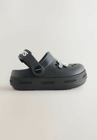 Zwarte instapklompen van rubber. Heeft een gemodelleerd ontwerp, ventilatiegaten en een achterband met 'ALLSAINTS' branding.