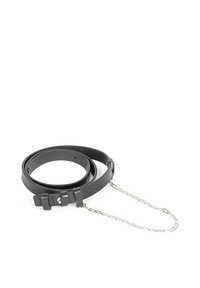 Czarny skórzany pasek o teksturowanym wykończeniu, z dwoma regulowanymi paskami i srebrnym detalem w postaci łańcucha. Prosty i funkcjonalny design.