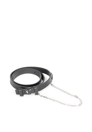 Czarny skórzany pasek o teksturowanym wykończeniu, z dwoma regulowanymi paskami i srebrnym detalem w postaci łańcucha. Prosty i funkcjonalny design.