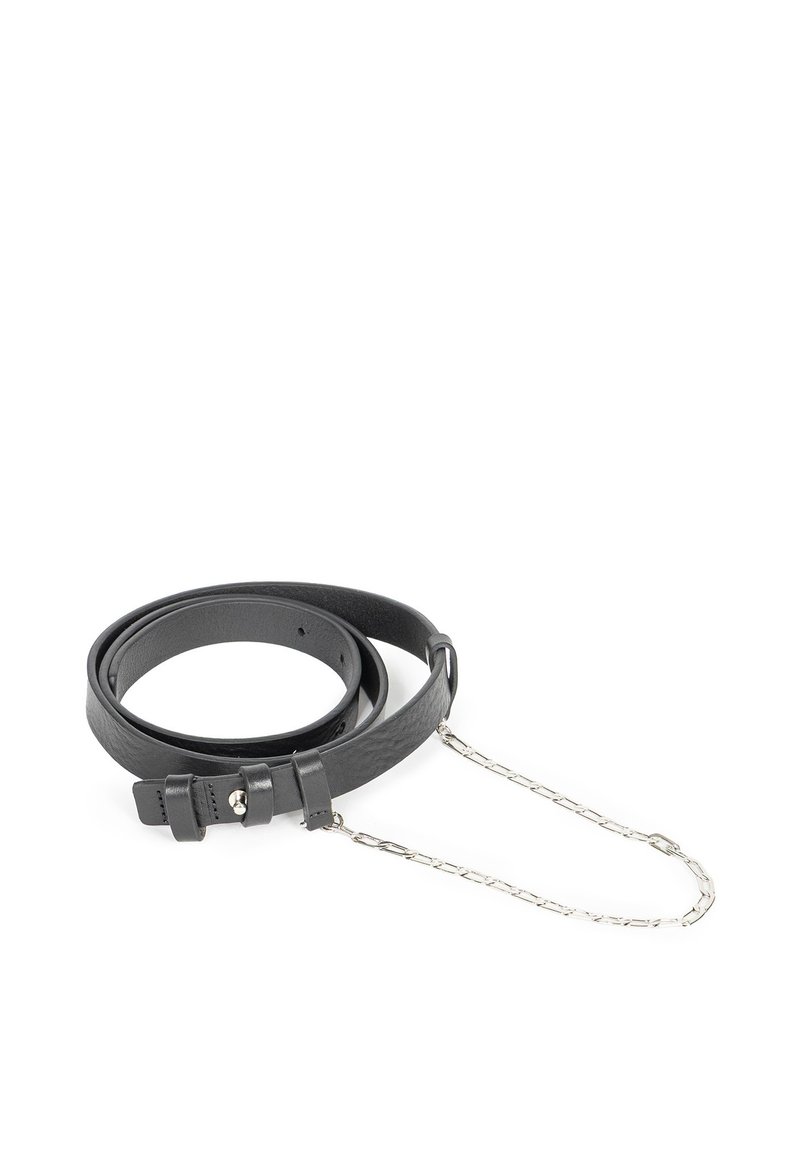 Czarny skórzany pasek o teksturowanym wykończeniu, z dwoma regulowanymi paskami i srebrnym detalem w postaci łańcucha. Prosty i funkcjonalny design.