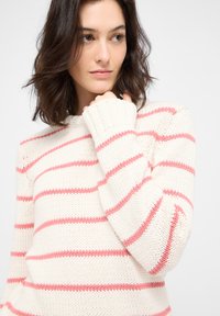 Gestreifter Strickpullover mit einer cremigen Basis und rosa Horizontalstreifen, gerippten Bündchen und einem lässigen Schnitt. Strukturierter Stoff mit sichtbaren Nähten.