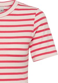 T-shirt à manches courtes couleur crème avec larges rayures corail. Présente un col rond côtelé et une texture de coton douce et lisse.