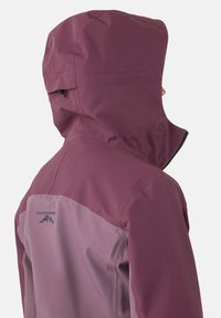 Vandtæt jakke i lilla og mauve. Har justerbar hætte, høj krave og lynlås lukning. Glat tekstur med logo detaljer.
