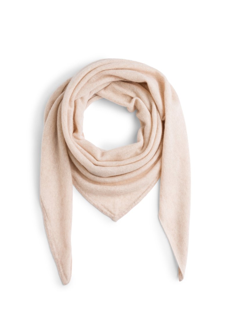 Lichtbeige driehoekige sjaal, gemaakt van zacht stof. Heeft een gladde textuur en valt mooi, waardoor er een lus in het midden ontstaat.
