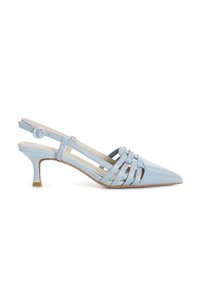 Světlomodré slingback podpatky s špičatou špičkou, zdobené propletenými pásky. Lesklý povrch, štíhlý podpatek a kulatá spona na pásku.