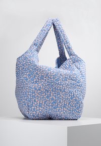Sac cabas matelassé bleu clair avec un motif de feuilles roses. Dispose de deux larges anses, d'un tissu doux et d'un design spacieux pour transporter des objets.
