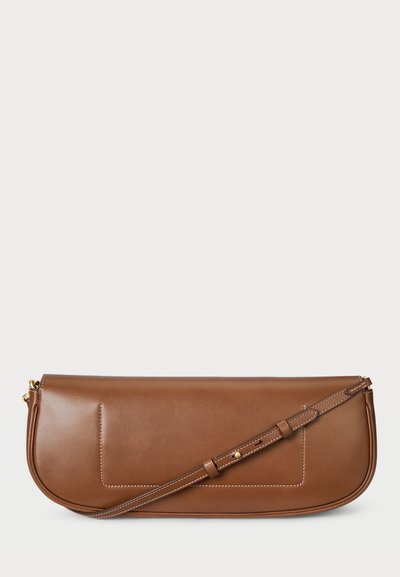 Brūnas ādas rokassomu ar gludu tekstūru, platu formu un zelta aksesuāriem. Iekļauj noņemamu siksniņu un priekšējo kabatu detaļu.