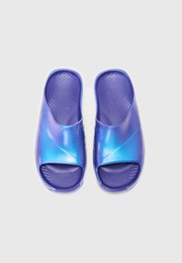 Lilla gummisandaler med åpen tå, teksturert fotseng og glatt overdel med gradientfinish og ventilasjonsåpninger.