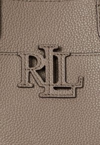 Lauren Ralph Lauren PEBBLED LEATHER SMALL CAMERYN TOTE BAG - Kézitáska - taupe brown