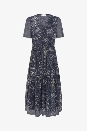 Granatowa sukienka midi z białym abstrakcyjnym wzorem przypominającym zawijasy, krótkimi rękawami, dekoltem w kształcie litery V oraz wielowarstwową spódnicą.