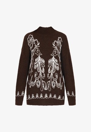 Hnedý pletený sveter s vysokým golierom a dlhými rukávmi, so strapcami bielej kvetinovej výšivky a dekoračným vzorom na leme.