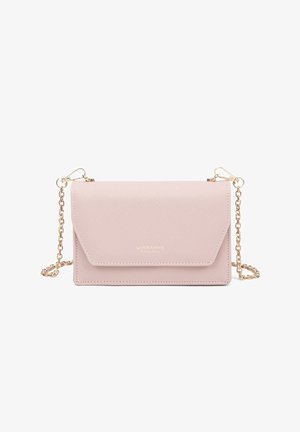 Borsa a tracolla in pelle sintetica rosa con tracolla a catena dorata, chiusura a patta, logo in rilievo e superficie textured. Design compatto e rettangolare.