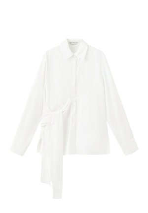 Chemise blanche à manches longues avec col et détail d'un nœud asymétrique sur le côté gauche.