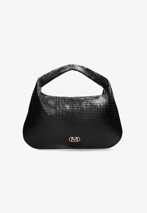 Zwarte geweven handtas met een gebogen handvat. Heeft een gladde textuur en een gouden logo-accent aan de voorkant. Met een ritssluiting aan de bovenkant.