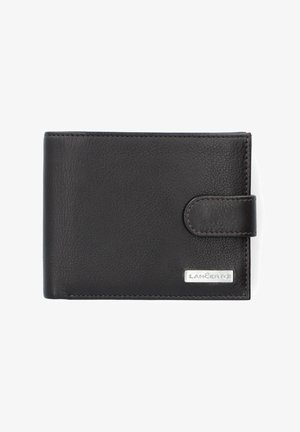 Czarny skórzany portfel o fakturowanej powierzchni, składanym zamknięciu i srebrnym emblemacie na klamrze. Kompaktowy, prostokątny kształt.