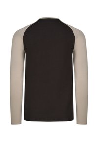 Μπλούζα raglan με μακριά μανίκια, μαύρο σώμα και μπεζ μανίκια, εμφανιζόμενη από πίσω σε λευκό φόντο.