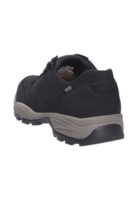 Scarpa da trekking nera realizzata in suede e materiali sintetici, con una suola in gomma grigia texturizzata e una chiusura con zip per una comoda vestibilità.