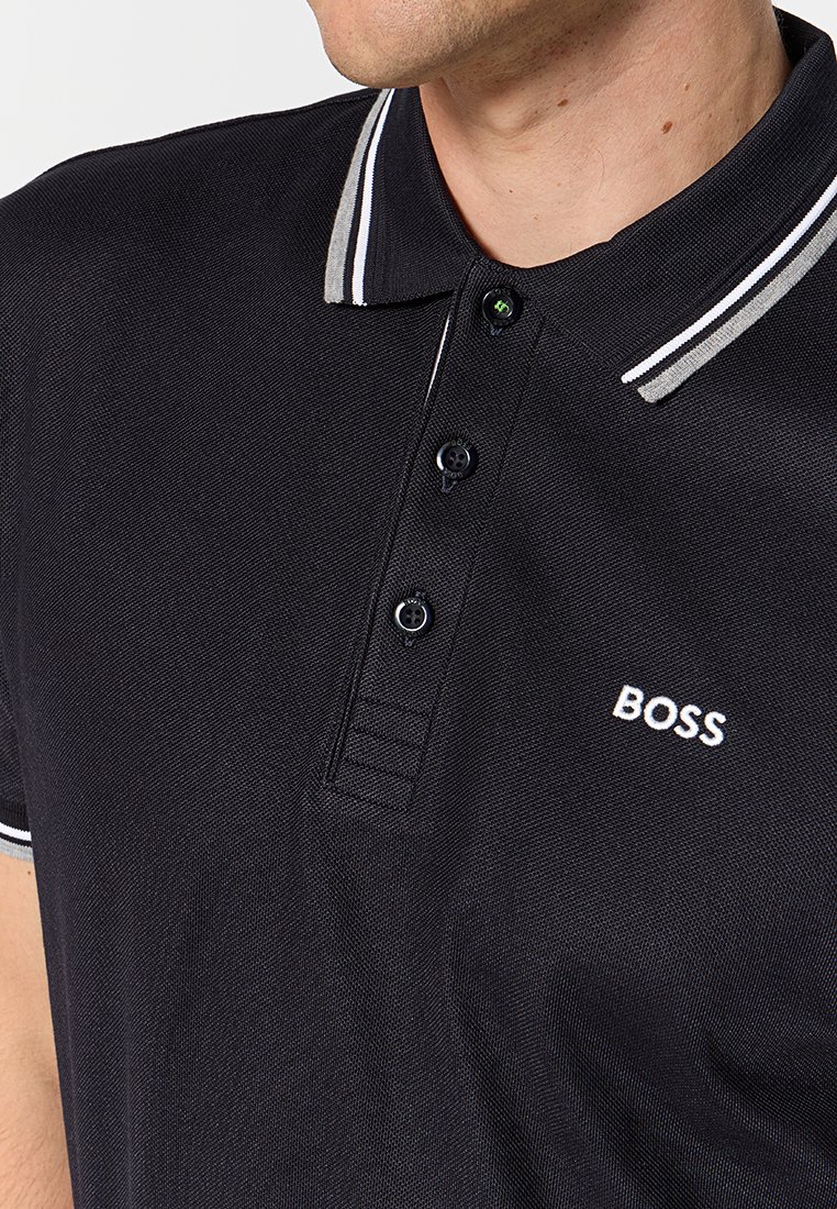 Schwarzes Polohemd aus strukturiertem Stoff, mit einem kontrastierenden gestreiften Kragen, einer drei-Knopf-Leiste und weißer "BOSS"-Stickerei.