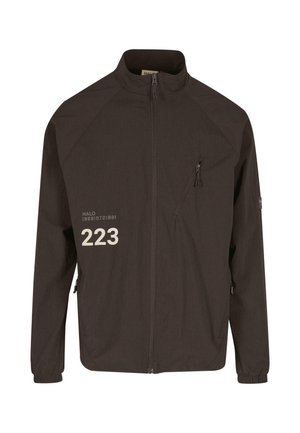 Ciemnobrązowa kurtka zapinana na zamek z kołnierzem stójkowym, zapinaną na zamek kieszenią na klatce piersiowej, elastycznymi mankietami oraz białym tekstem "223" na lewej piersi.
