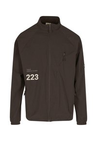 Tmavo hnedá bundá na zips s vysokým golierom, zipsovou náprsní kapsou, elastickými manžetami a bielym textom "223" na ľavej strane hrude.