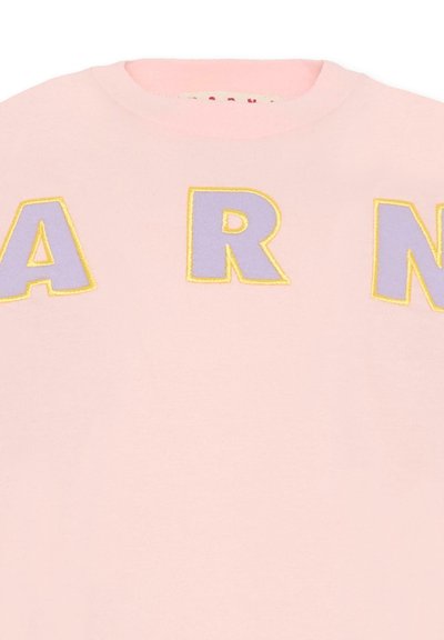 T-shirt en coton rose clair avec de grandes lettres brodées "A", "R", "N" en violet et jaune, contournées, sur le devant.