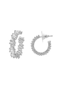 Gli orecchini a cerchio in argento presentano un design testurizzato con accenti rettangolari e rotondi che si alternano. Sono dotati di un perno posteriore per una vestibilità sicura.