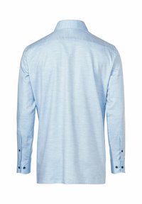 Hellblaues Langarmhemd mit Kragen, das eine glatte Textur aufweist und schwarze Knopfakzente an den Manschetten hat.