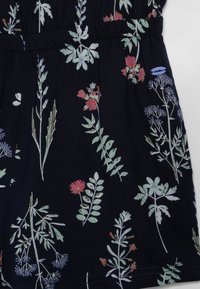 Tkanina w kwiatowy wzór z zielonymi, różowymi i fioletowymi motywami roślinnymi na ciemnogranatowym tle, lekka i strukturalna.