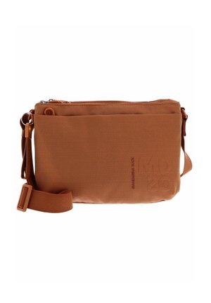 Sac bandoulière en textile marron avec fermeture éclair, sangle ajustable et détail de logo en relief sur le devant. Forme rectangulaire structurée.