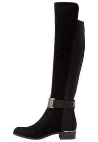 Bottes en suède noires, hauteur genou, avec une finition lisse, dotées d'une sangle en cuir avec une boucle métallique et d'un petit talon carré.