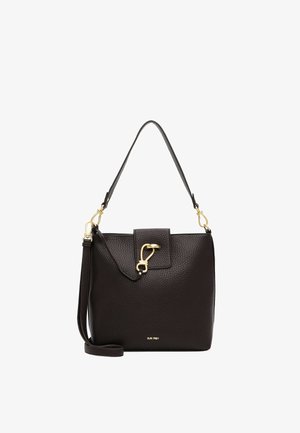 Sac à main en cuir noir texturé avec fermoir doré, poignée courte et bandoulière amovible, nom de la marque "Suri Frey" en lettres dorées.
