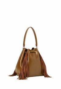 Borsa a secchiello in pelle marrone con lunghi dettagli in frange coordinate, chiusura con cordoncino metallici e un manico singolo. Texture liscia e forma strutturata.