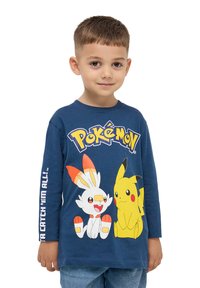 Granatowa koszulka z długim rękawem z postaciami Pokémonów Scorbunny i Pikachu, z napisem "Pokémon" oraz "Gotta Catch 'Em All!" na rękawie.