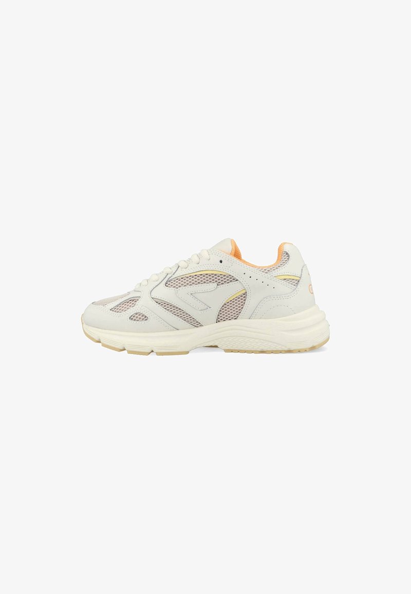 Baskets de sport blanches et beiges avec panneaux en maille, laçage à l'avant, col rembourré et semelle texturée, montrées en profil latéral.