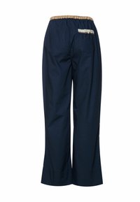 Tengerészkék, széles szárú nadrág rugalmas derékpánttal és hátul bézs díszítőcsíkkal. Könnyű anyagból készült, egyszerű kialakítással.