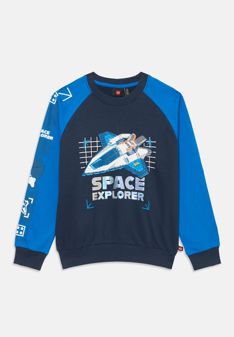 Felpa blu navy e blu brillante con grafica di un'astronave e testo "SPACE EXPLORER", oltre a stampe a tema spaziale sulla manica sinistra.