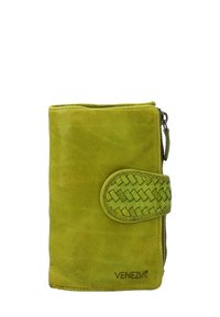 Groene leren portemonnee met een textuurdesign, ritsluiting en geweven accent op de klep. Heeft een logo aan de onderkant rechts.