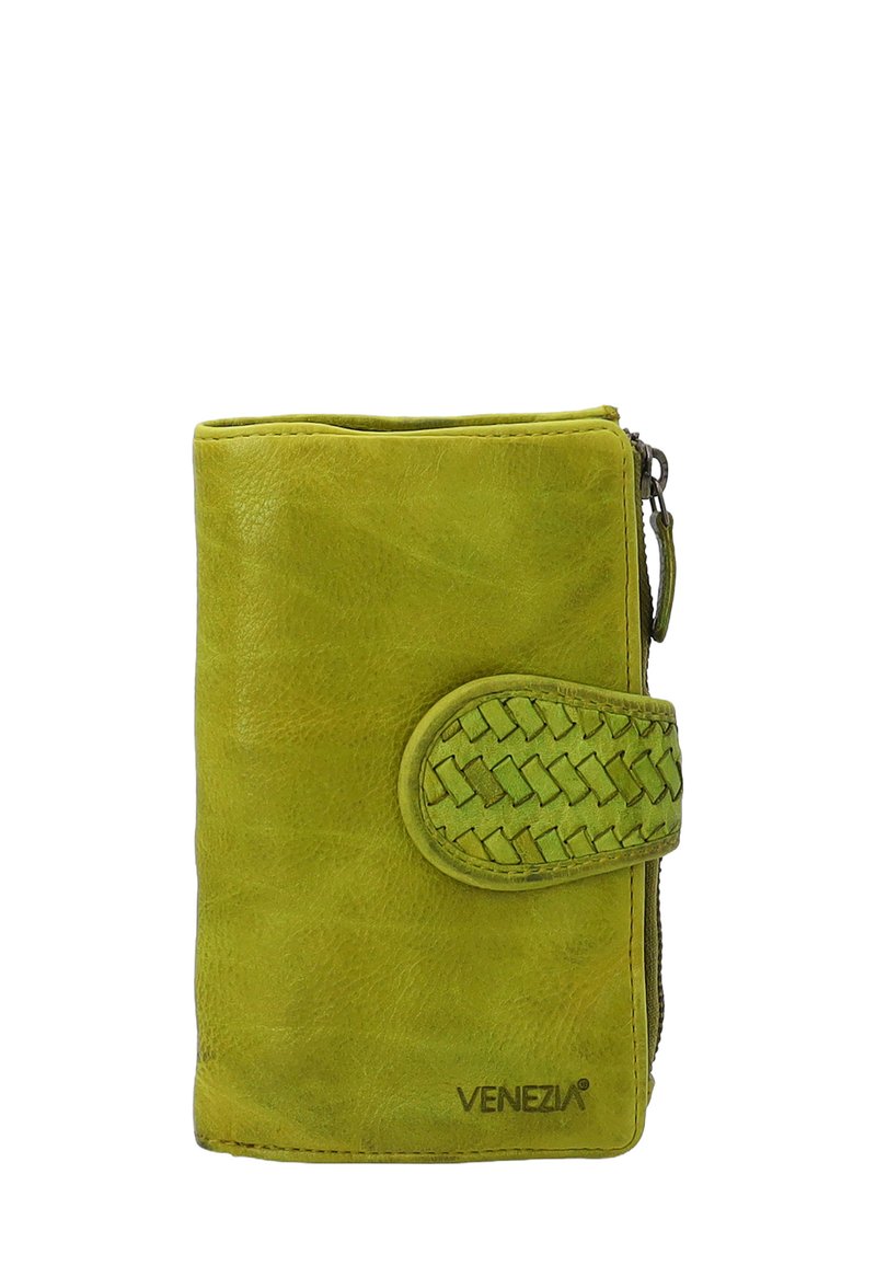 Groene leren portemonnee met een textuurdesign, ritsluiting en geweven accent op de klep. Heeft een logo aan de onderkant rechts.