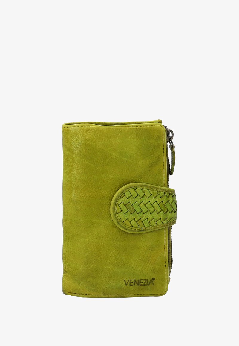 Groene leren portemonnee met een textuurdesign, ritsluiting en geweven accent op de klep. Heeft een logo aan de onderkant rechts.
