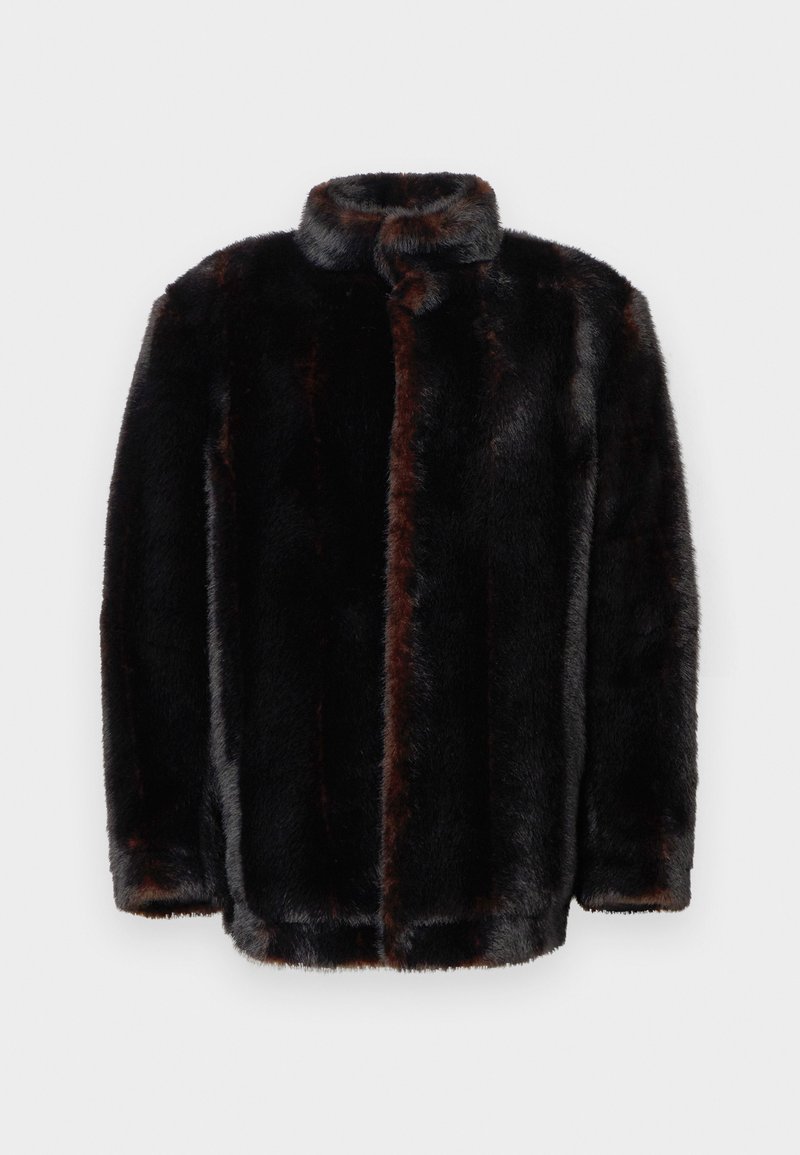 Dunkelbraune und schwarze Kunstfelljacke mit stehendem Kragen und langen Ärmeln vor einem weißen Hintergrund.