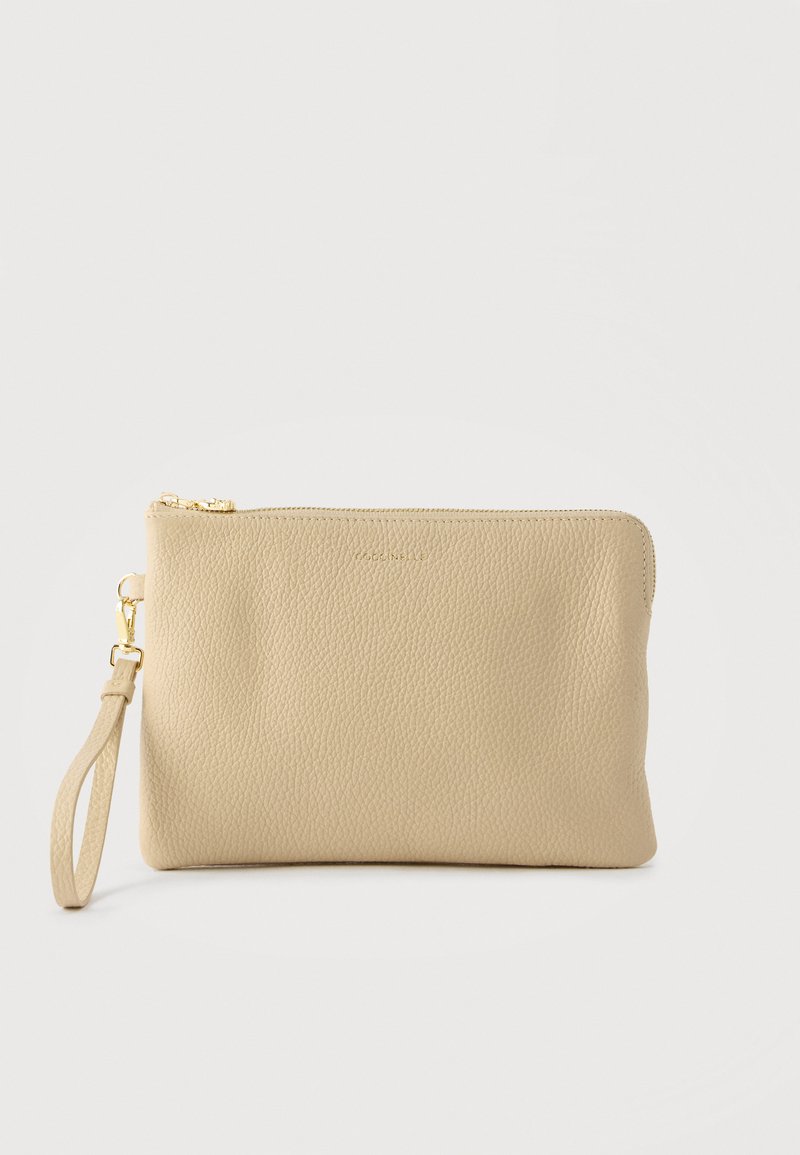 Μπεζ πορτοφόλι καρπού από δέρμα με υφή, με χρυστό φερμουάρ και αφαιρούμενο λουράκι σε ανοιχτό φόντο.