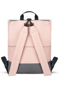 Világos rózsaszín hátizsák fekete fém részletekkel, állítható pántokkal, felső fogantyúval és kontrasztos szürke aljjal. Simma textúra, minimalista dizájn.