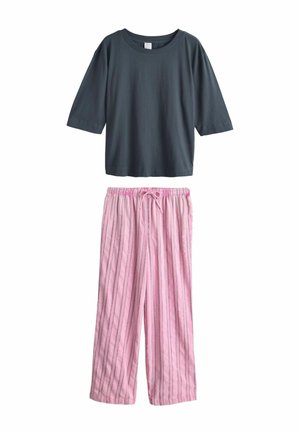 Sötétszürke, rövid ujjú, kerek nyakú felső laza, rózsaszín nadrággal, amelyen fekete, függőleges csíkok vannak és húzózsinóros derékrész.