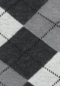Tkanina dzianinowa z diamentowym wzorem w odcieniach szarości, czerni i bieli z drobnymi detalami szycia. Gładka tekstura.